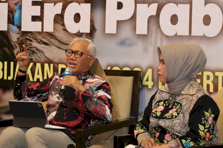 Kepala Pusat Penelitian Kebijakan Ekonomi (PPKE) Fakultas Ekonomi dan Bisnis (FEB) Universitas Brawijaya (UB) Prof Candra Fajri Ananda bersama Ketua Gabungan Pengusaha Rokok (Gapero) Surabaya Sulami Bahar