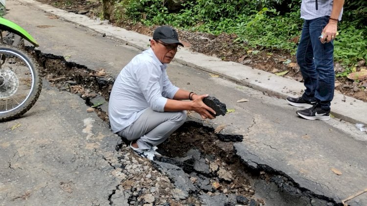 Anggota Komisi C DPRD kabupaten Jember saat sidak jalan aspal hotmix rusak di Dusun Bandialit Desa Andongrejo/RMOLJatim