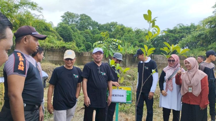 Profesor Hepni Zein saat melakukan reboisasi di sekitar lapangan Imam Nahrowi UIN Khas Jember/RMOLJatim   