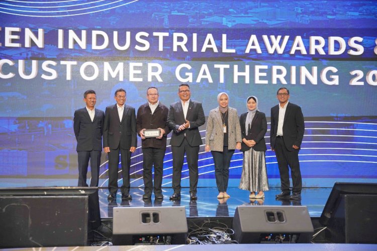 GM Operation PT Konecranes Material Handling Indonesia, Gede Wiriawan bersama para penerima  penghargaan di ajang Green Industrial Awards dan SIER Customer Gathering 2024