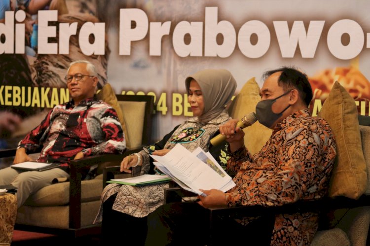 Bambang Haryo (kanan) saat menjadi narasumber pada diskusi tentang Industri Hasil Tembakau 