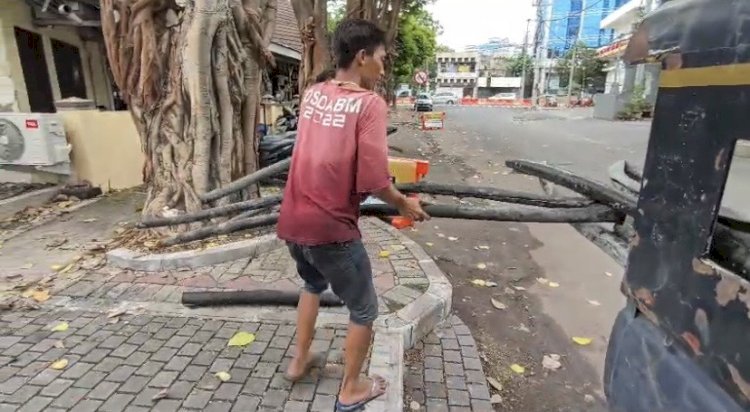 Sisa potongan kabel utilitas di saluran air/RMOLJatim