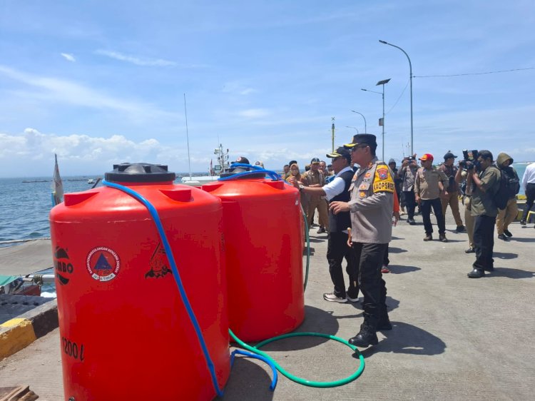 Polres Probolinggo dan Pemkab distribusikan air bersih di Pulau Gili Ketapang/Ist