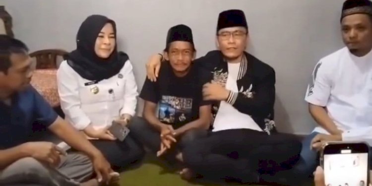 Miftah Maulana Habiburrahman alias Gus Miftah mendatangi rumah pedagang es teh Sonhaji/Ist