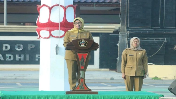 Bupati Blitar Rini Syarifah saat memimpin apel rutin pagi/Ist