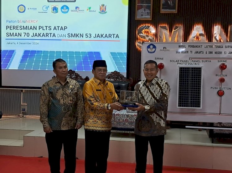 PT Paiton Energy menyerahkan bantuan PLTS Atap/Ist