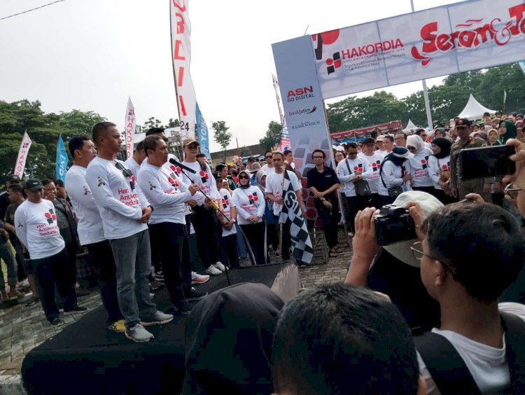 Penjabat Bupati Tontro Pahlawanto saat melepaskan peserta jalan sehat memperingati hari anti korupsi sedunia/Ist