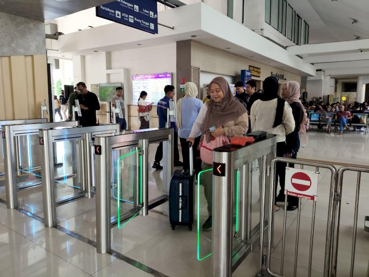 Suasana  stasiun Gubeng Surabaya 