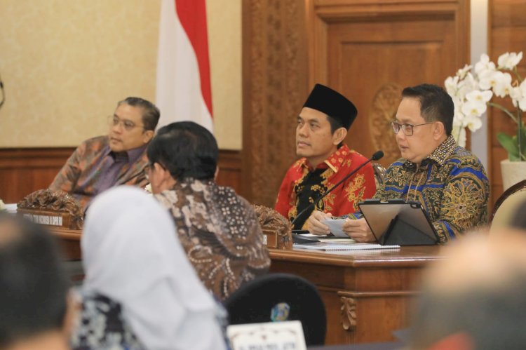 Pj Gubernur Adhy menjelaskan capaian Pemprov Jatim di depan Komisi II DPR-RI di Gedung Negara Grahadi, Surabaya, Jumat (6/12)/Ist