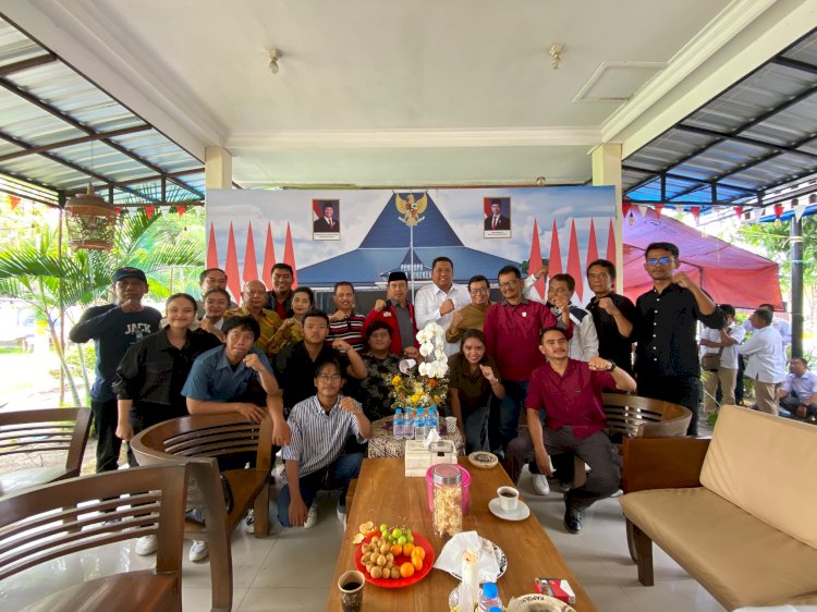 Bupati Madiun terpilih Hari Wuryanto saat foto bersama anggota GMNI dan ketua Gerindra Madiun Rio Wing Dinaryhadi/ RMOLJatim