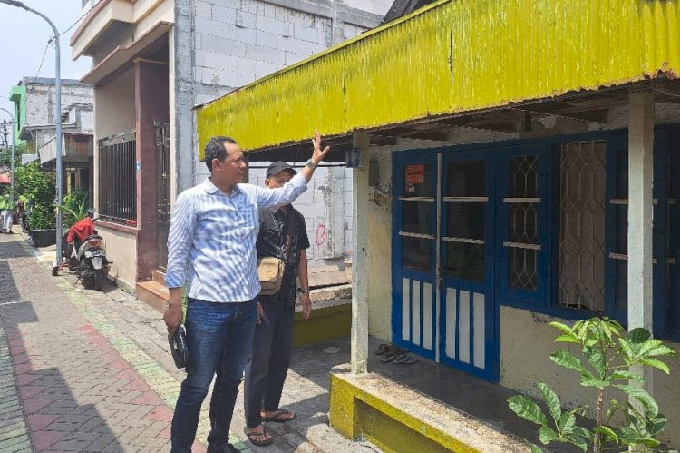 Teks foto: Achmad Nurdjayanto meninjau rumah terdampak akibat peninggian jalan/RMOLJatim