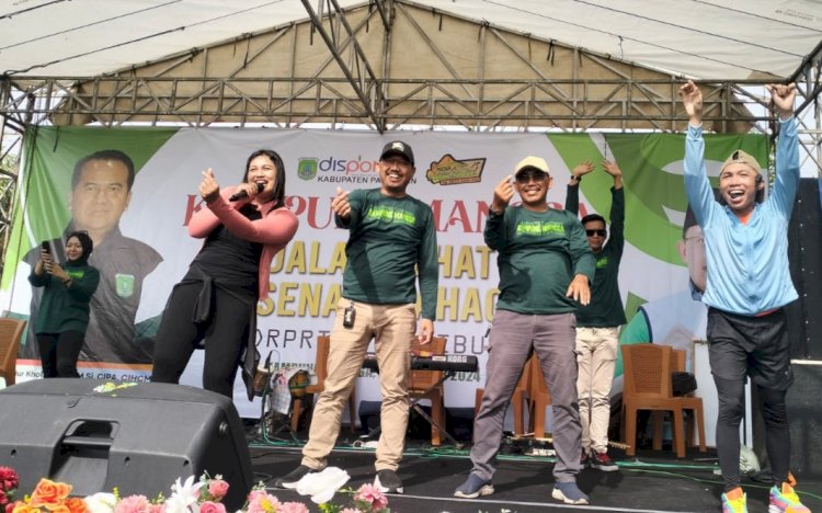 Hariono dan Sudiono Fauzan saat mengikuti senam bersama masyarakat Desa Oro-oro ombo Kulon Pasuruan/RMOLJatim