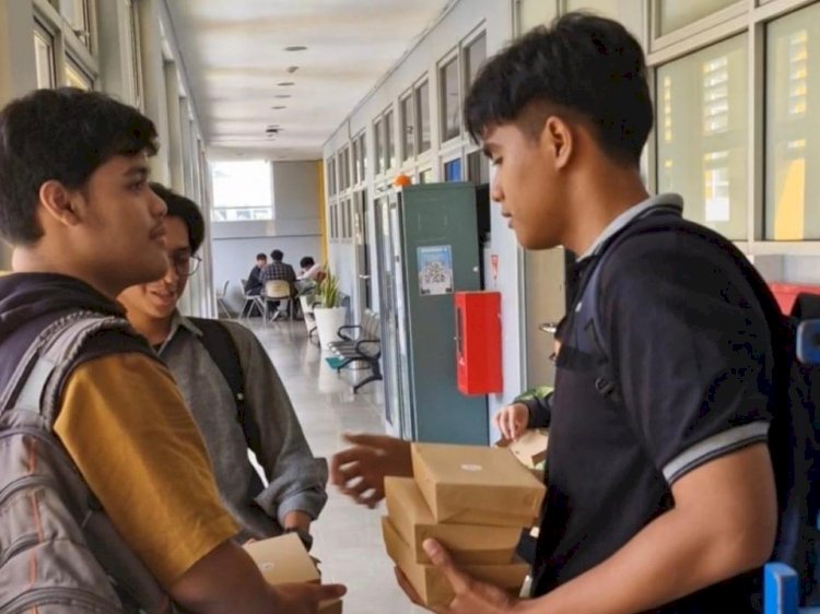 Bima Saputra saat menjajakan nasi ayam geprek kepada teman-temannya di kampus ITS/Ist
