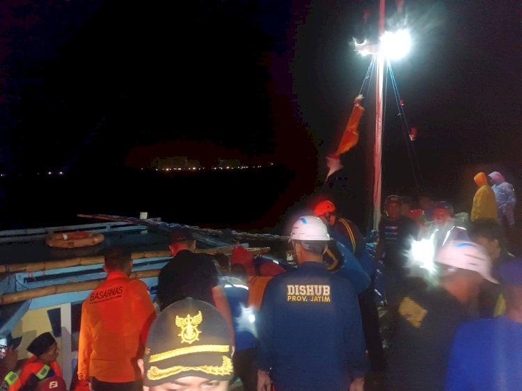 Evakuasi penumpang Kapal Lorena/ SAR