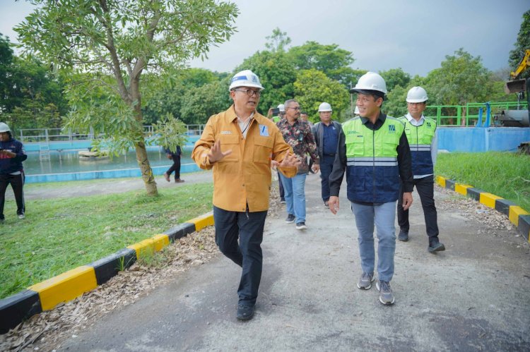 Menteri Lingkungan Hidup (MenLH), Hanif Faisol Nurofiq didampingiDirektur Utama PT SIER, Didik Prasetiyono 