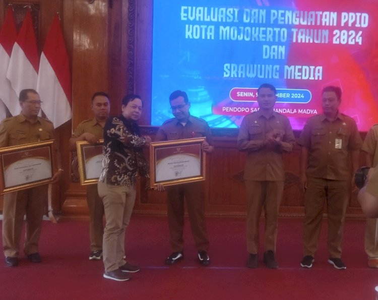 PPID yang memperoleh penghargaan, Diknas, Dinas PU dan Bagian Kesra serta dari kelurahan/Ist 