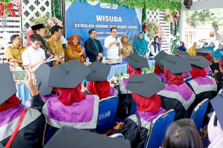 Adhy Karyono saat menghadiri wisudah Sekolah Orang Tua Hebat di Situbondo/Ist
