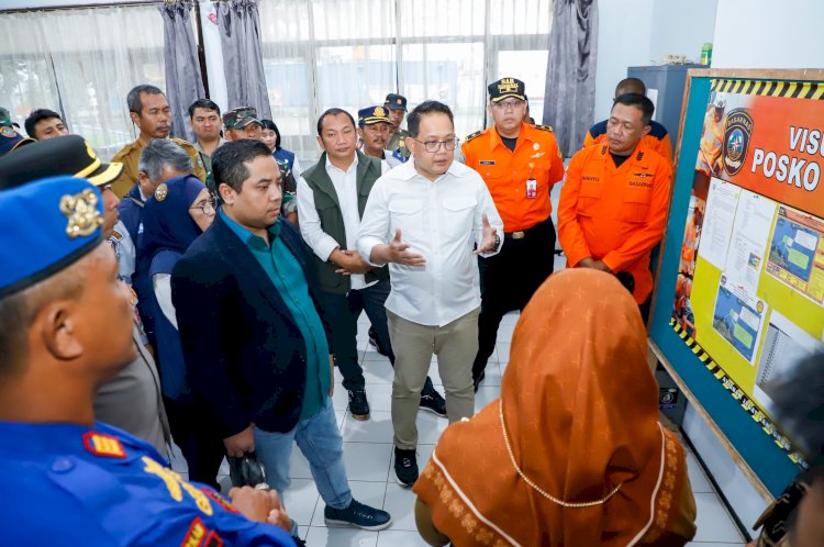 Adhy Karyono di posko pencarian korban kapal tenggelam di Pelabuhan Jangkar/Ist