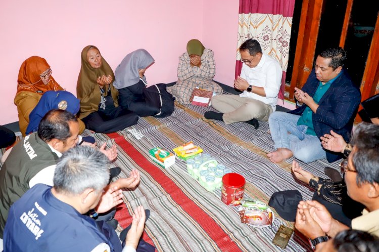 Adhy Karyono saat takziah di rumah korban kapal tenggelam di Situbondo/ist