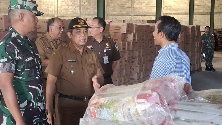 Pj Bupati Madiun Tontro Pahlawanto saat sidak ke berbagai gudang sembako
