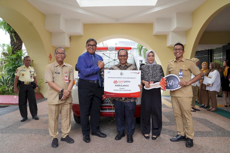 Bank Jatim menyerahkan bantuan mobil ambulance ke RSUD Haji/Ist