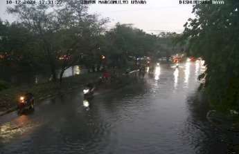 Teks foto: Hujan deras disertai angin kencang di Surabaya/RMOLJatim
