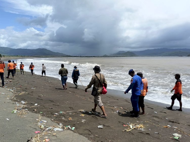 Tim SAR saat melakukan penyisiran di pantai selatan Jember/ist
