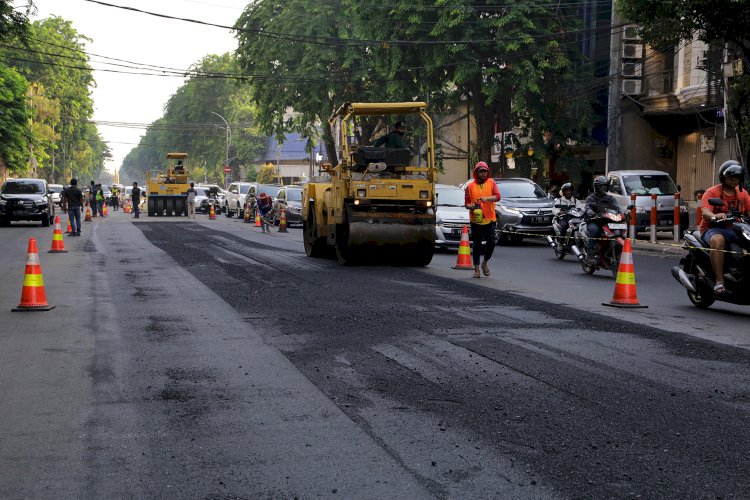 Teks foto: Pengaspalan jalan/RMOLJatim