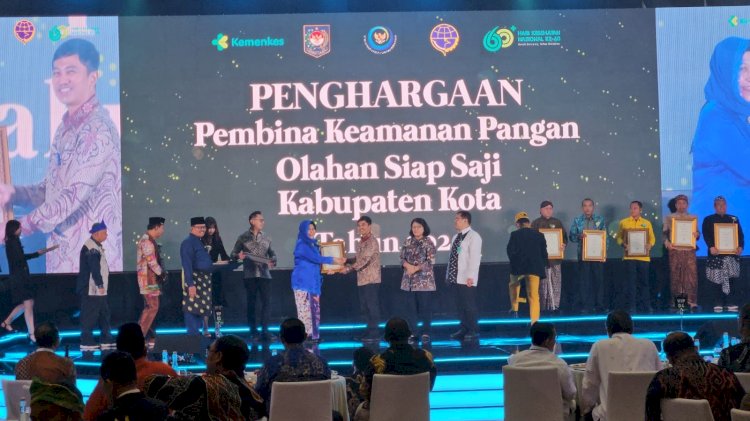 Teks foto: Pemkot Surabaya menerima penghargaan dari Kemenkes RI/ist