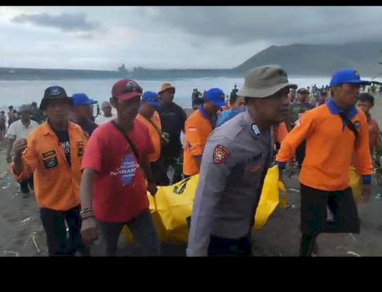 korban hilang terseret ombak, saat dievakuasi ke rumah duka.