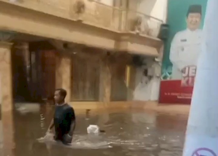Banjir Genangan masuk dalam rumah pribadi Bupati Jember Hendy Siswanto, setinggi paha orang dewasa.