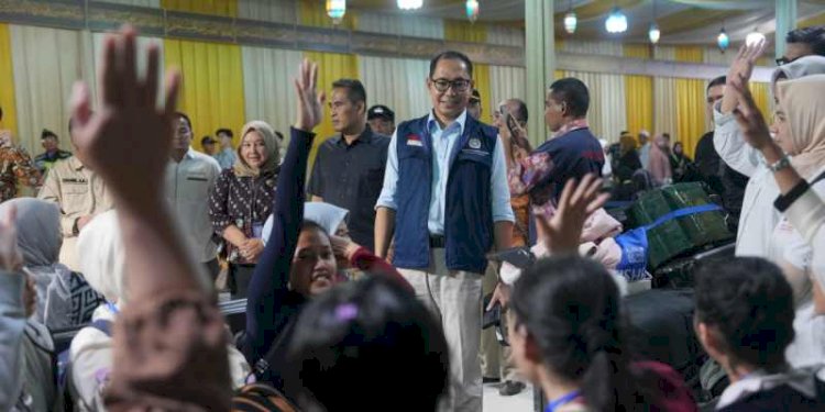 Direktur Perlindungan WNI Kemlu RI, Judha Nugraha bersama 37 WNI yang berhasil dievakuasi dari Suriah/Net