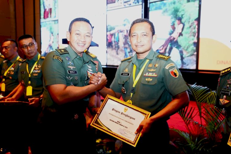 Teks foto: Brigjen TNI Wahyu Yudhayana, memberikan penghargaan kepada Kolonel Kav Donan Wahyu Sejati/ist