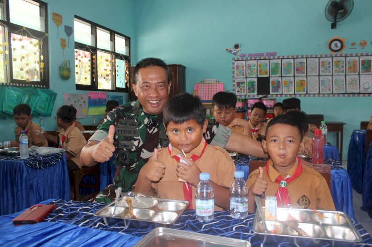 Brigjen TNI Terry Tresna Purnama menemani siswa makan sehat/ist