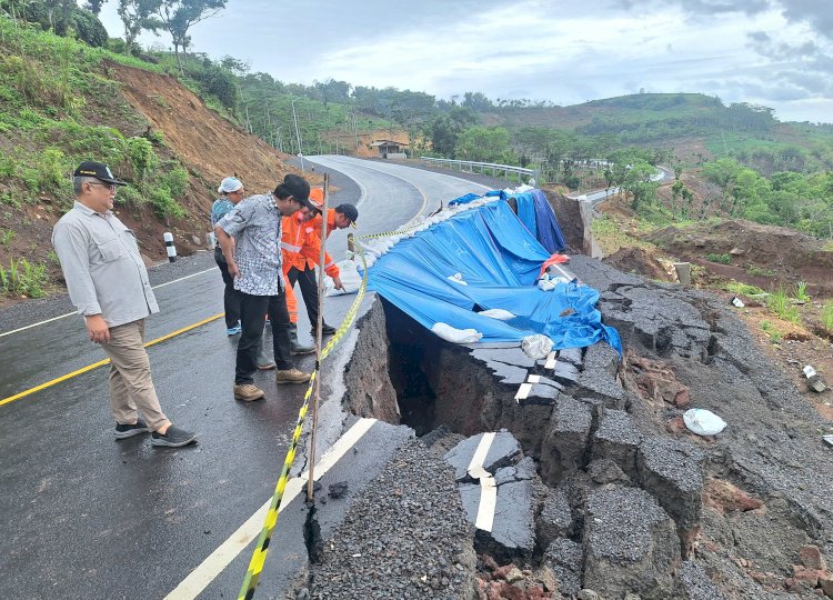 Peninjauan jalan rusak 