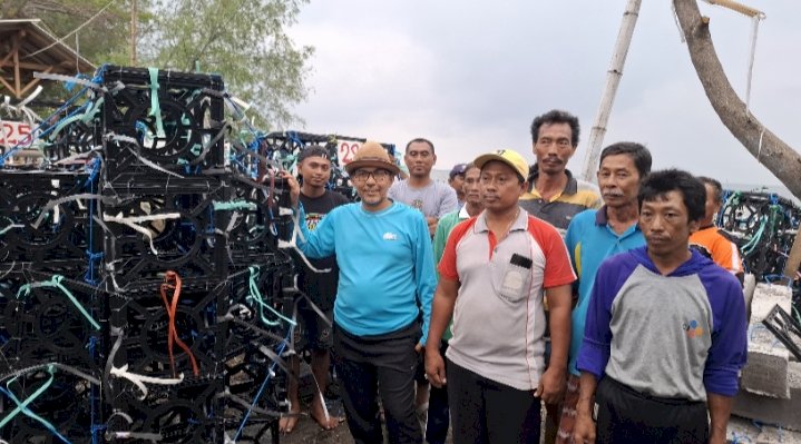 Mahdi saat menyerahkan bantuan rumah ikan di Probolinggo/RMOLJatim