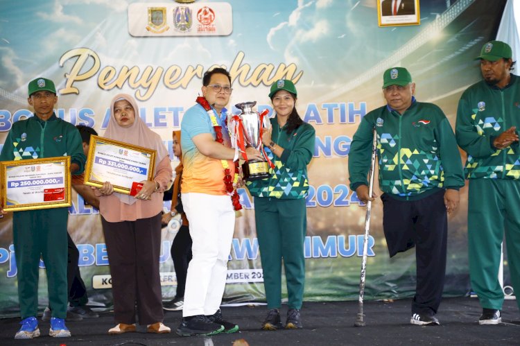 Pj Gubernur Adhy menyerahkan bonus bagi atlet dan pelatih Peparnas XVII Jawa Tengah dan Paralimpiade Paris 2024/Ist