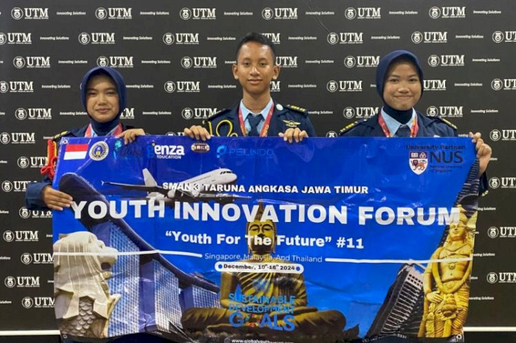Tiga Siswa SMAN 3 Taruna Angkasa Madiun, Jawa Timur yang meraih empat penghargaan di ajang Youth Innovation Forum/Ist