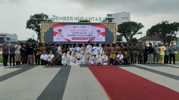 Bupati dan wakil bupati, Hendy-Gus Firjaun dan Kepala OPD Pemkab Jember saat berpose di depan video tron raksasa, Jember  Nusantara, ukuran 30 meter x 10 meter yang menjadi salah icon alun-alun Jember/Ist