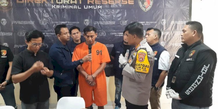 Tersangka Datuk (36), penganiaya dokter koas di Palembang saat dihadirkan dalam konferensi pers/RMOLSumsel