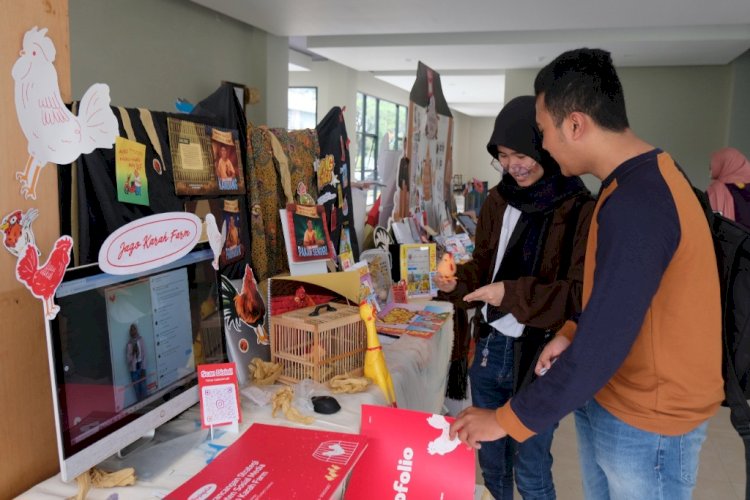 Mahasiswa mengunjungi salah satu stand pameran/Ist