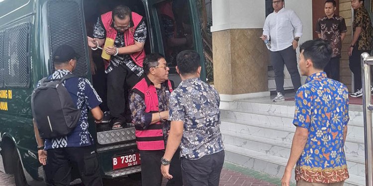 Dua dari tiga hakim PN Surabaya turun dari mobil tahanan/Istimewa