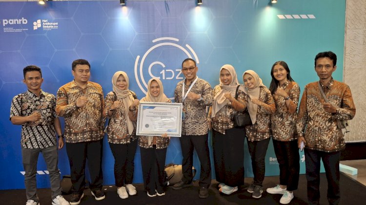 Dispendukcapil Madiun saat menerima penghargaan dari pemerintah pusat/ist