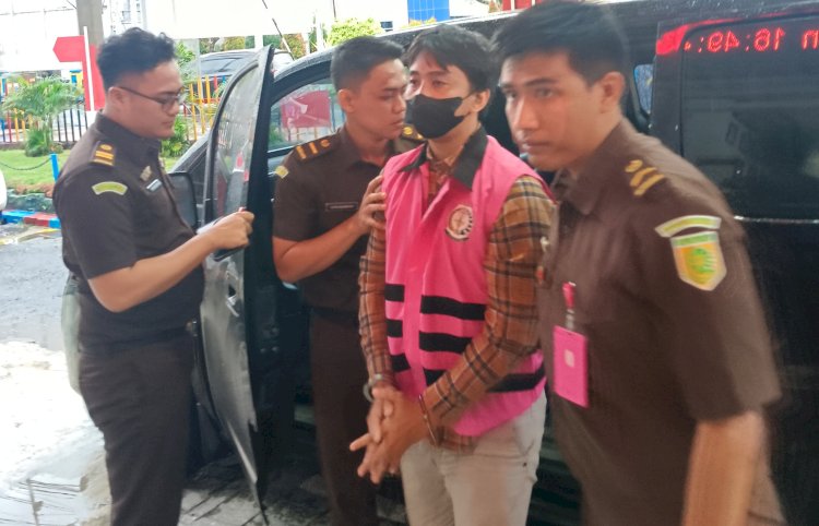 Tersangka korupsi uang nasabah BRI saat dibawa ke Kantor Lapas kelas IIA Jember/Ist