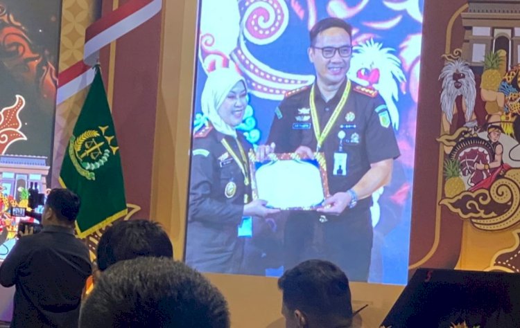 Kajari Surabaya, Ajie Prasetya nenerima penghargaan dari Kajati Jatim Dr. Mia Amiati/ist