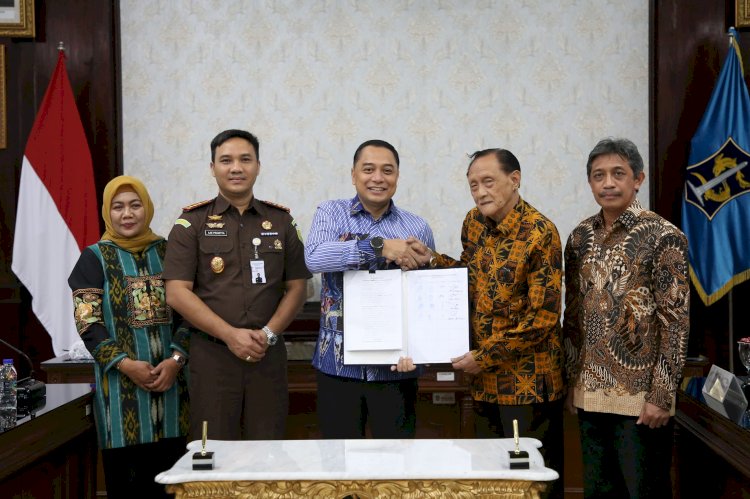 Wali Kota Eri didampingi Kahari Surabaya MoU tentang penyerahan, pengamanan dan pemanfaatan aset yang berada di Jalan Jagir Wonokromo No.112, Surabaya/ist