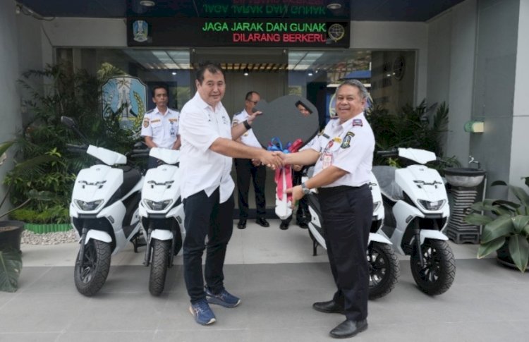 Direktur PT ITS Tekno Sains Dr Ir I Ketut Gunarta saat menyerahkan secara simbolis kendaraan Listrik EVITS/Ist