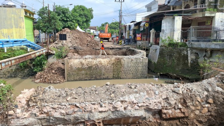 Seorang pekerja tengah berjalan mengecek pondasi Jembatan Batas Kota Madiun dan Kabupaten Madiun, Jembatan Mojopurno, yang sudah dibongkar dengan menggunakan alat berat.
