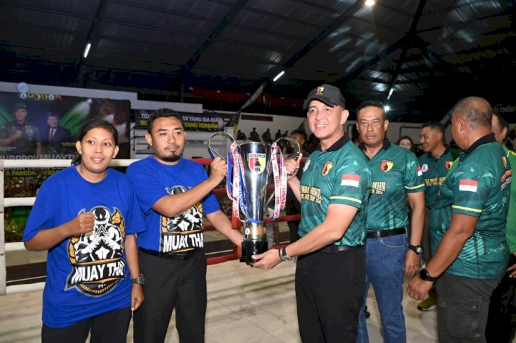 Pangdam V/Brawijaya, Mayjen TNI Rudy Saladin menyerahkan tropy/ist