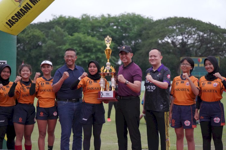 Mayjen TNI Rudy Saladin menyerahkan tropy turnamen Rugby/ist
